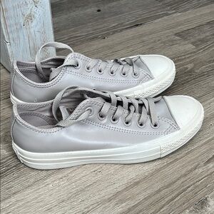 NWOT Converse sneakers/6.5